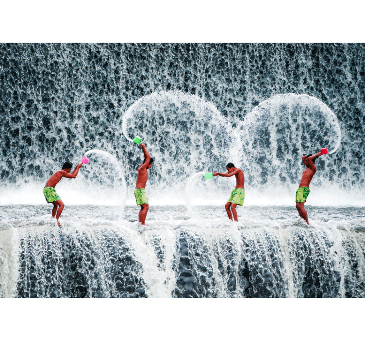 Playful water splash people wall mural - TenStickers